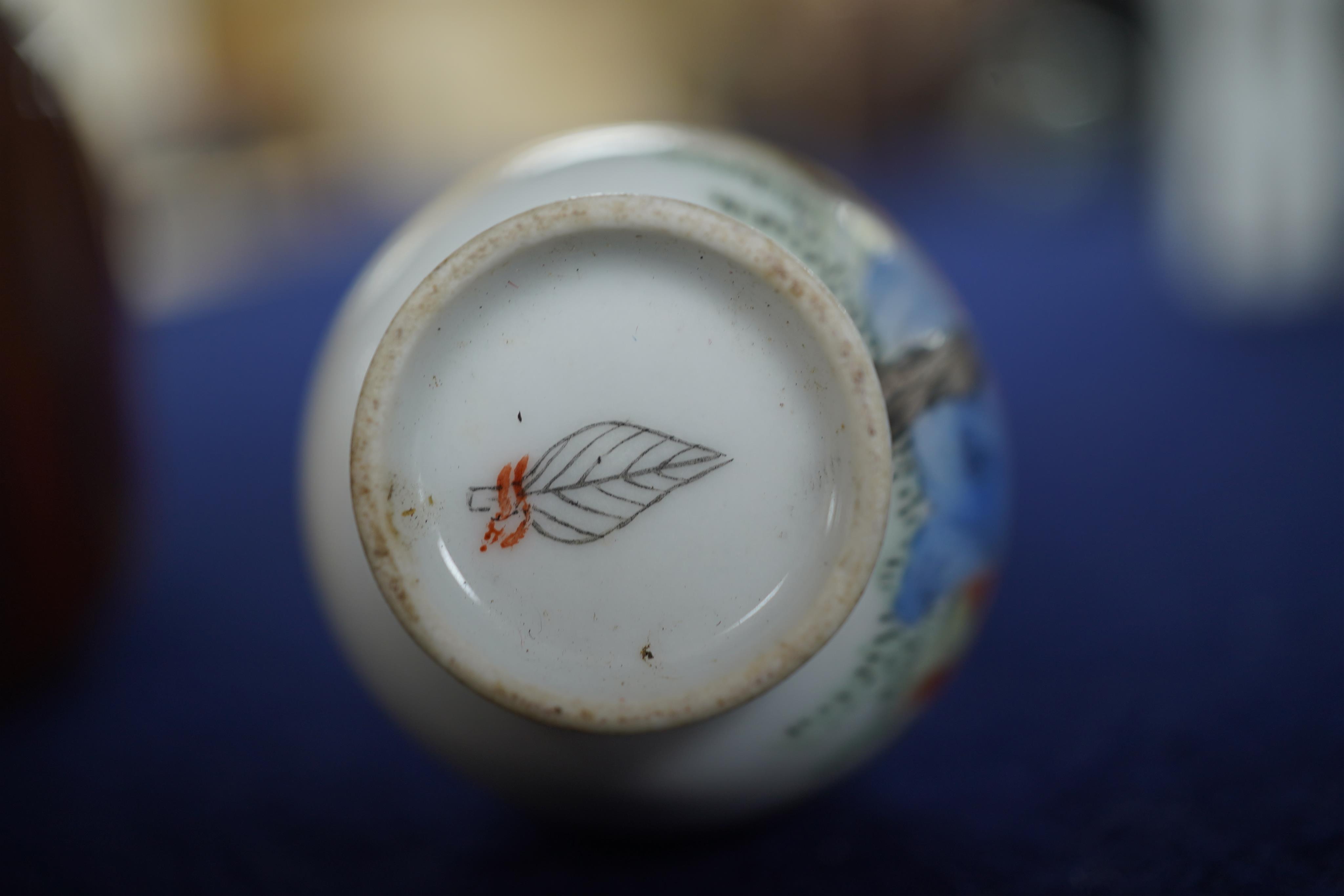 A Chinese erotic subject snuff bottle, a famille rose snuff bottle and a chalcedony snuff bottle (3), tallest 8cm